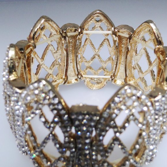 Fashion bracelet, lots of bling, eye catching - Picture 4 of 4